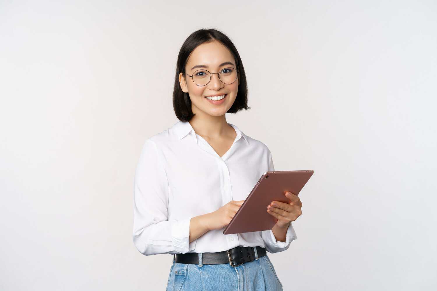 A confident businesswoman reviewing hybrid cloud vs. multicloud for her business.